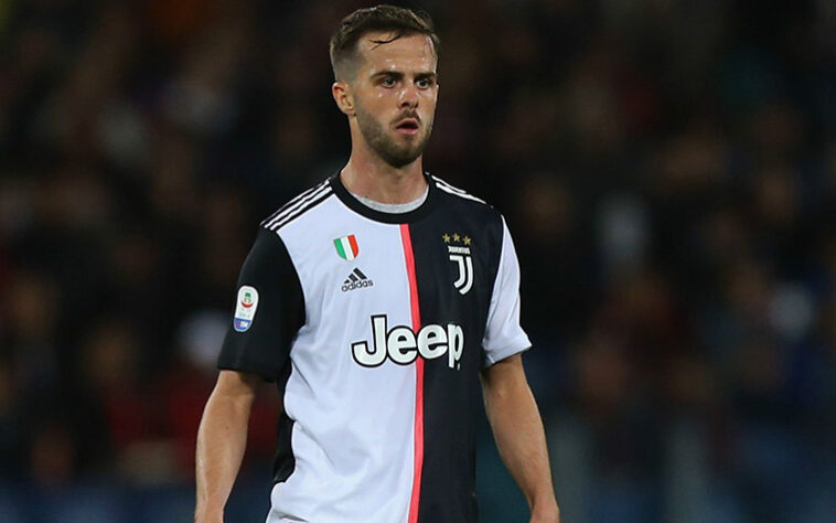 2- BARCELONA: 103 milhões de euros - Principal investidor da temporada na La Liga, o clube catalão desembolsou 103 milhões de euros para levar reforços. Em destaque, o meia Miralem Pjanic (foto), que veio da Juventus como a compra mais valiosa do time espanhol, adquirido por 60 milhões de euros. Além disso, o brasileiro Matheus Fernandes também chega ao elenco do Barça após ser vendido pelo Palmeiras pela quantia de 7 milhões de euros.