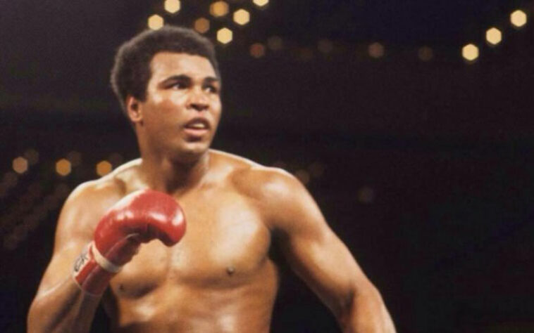Um dos filmes que retrata a história de Muhammad Ali, um dos maiores boxeadores do mundo, é ‘Ali’ (2001), quando ele foi interpretado por Will Smith. O filme apresenta a história do atleta contra o preconceito racial, mudança de religião e negação em lutar na Guerra do Vietnã.