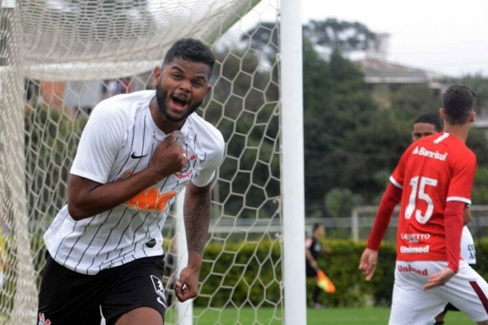 FECHADO - O atacante Nathan, de 21 anos, do Corinthians, foi oficializado como novo jogador do Racing Ferrol, clube da terceira divisão da Espanha. O jogador foi emprestado até o fim de junho de 2021. Após esse período, volta para o Parque São Jorge.