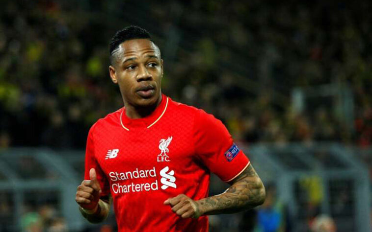 Clyne, que já jogou no Liverpool, está livre no mercado da bola. O jogador de 29 anos está sem clube desde o começo deste ano, quando saiu dos Reds. Seu valor de mercado é de 8 milhões de euros (cerca de 52 milhões de reais).