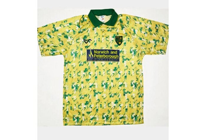 Essas camisas estampadas eram moda nos anos 90. Entretanto, o Norwich City se empolgou e apostou em uma estampa bem diferente em 1992.