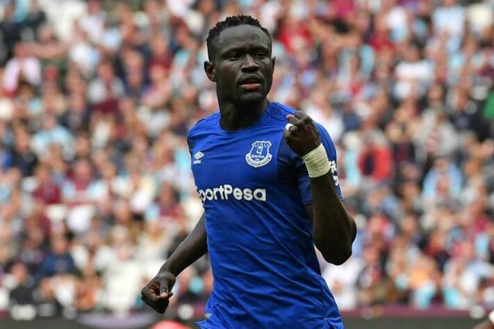 O centroavante Oumar Niasse, do Senegal, está livre no mercado por 3,2 milhões de euros (R$ 21 milhões). Ele já jogou por Everton, Cardiff e Hull City.
