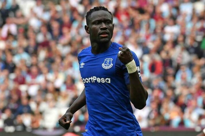 O senegalês Oumar Niasse, de 30 anos, deixou o Everton da Inglaterra. Assim é uma opção  no mercado de atacantes de qualidade livres na Europa.