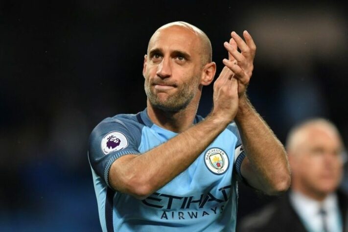 O lateral-direito Zabaleta, que jogou no Manchester City e West Ham, está sem clube desde que saiu do clube londrino, em julho desta temporada. Segundo o Transfermarkt, ele vale 800 mil euros (cerca de 5,2 milhões de reais)