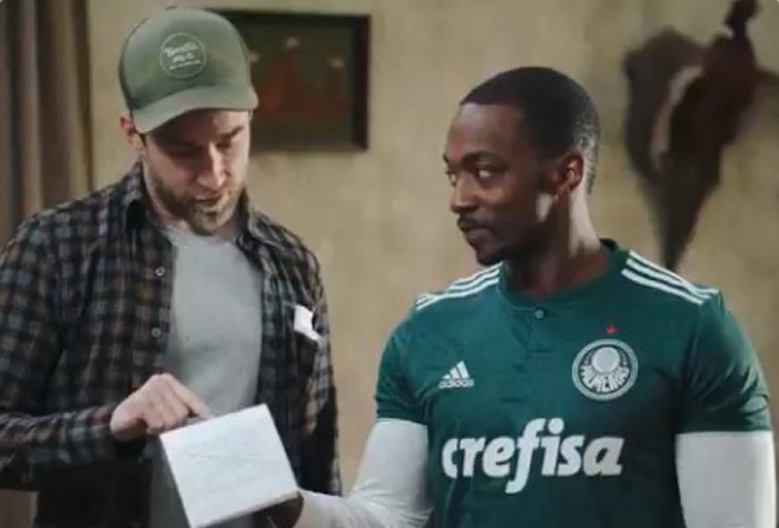 O ator Anthony Mackie, famoso por interpretar o personagem 'Falcão' no Universo Marvel, usou uma camisa do Palmeiras em um set de filmagens nos Estados Unidos. A imagem foi divulgada na comemoração do aniversário do ator, que completou 42 anos.