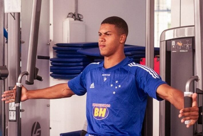 ESQUENTOU: O Cruzeiro está perto de oficializar a renovação de contrato do zagueiro Paulo, de 18 anos, revelado na base do clube. O vínculo, que termina no fim de 2020, será prorrogado por mais três temporadas.