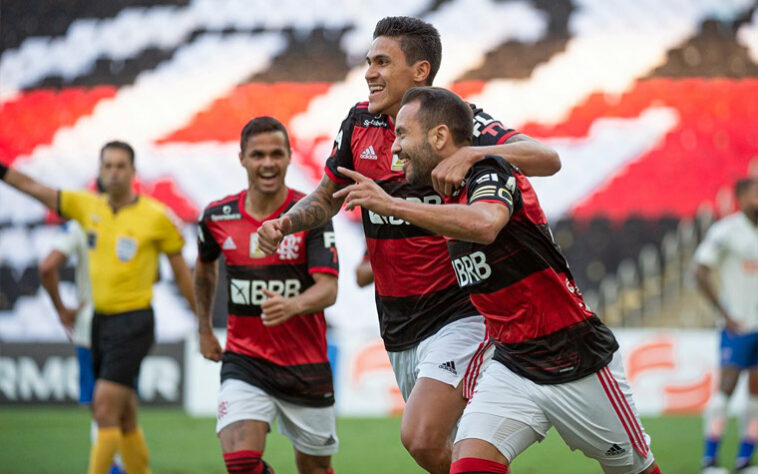 1° - FLAMENGO - O Rubro-Negro faturou R$ 1,6 bilhões na última década com transmissões de TV segundo o estudo da Pluri Consultoria.