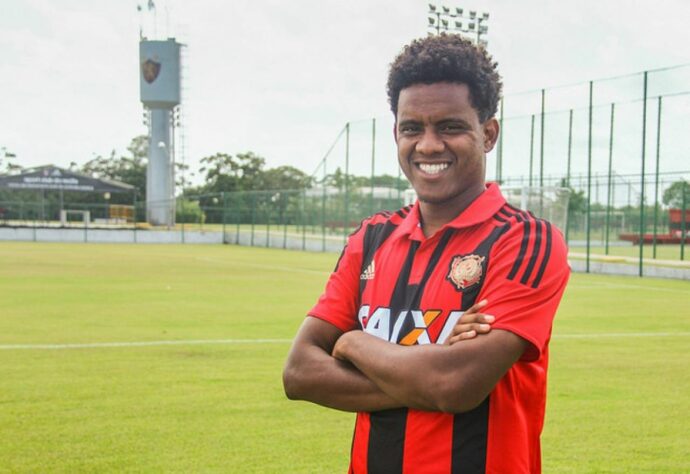 RITHELY - Estava no Sport até o período da pandemia, mas o clube o colocou numa lista de dispensa e ele não gostou. Com passagem pelo Goiás e Internacional, o jogador pede cercar de R$ 21 milhões na Justiça ao clube pernambucano. Cobra salários atrasados, direitos de imagem e multa rescisória.  Seu valor de mercado é de R$ 8,2 milhões.