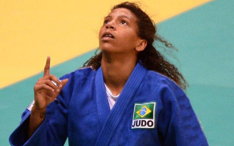 A judoca e medalhista olímpica Rafaela Silva também se posiciona com frequência contra o racismo. Ela já afirmou que o negro convive com o racismo 24h por dia e que é preciso lutar o tempo todo contra esse problema.
