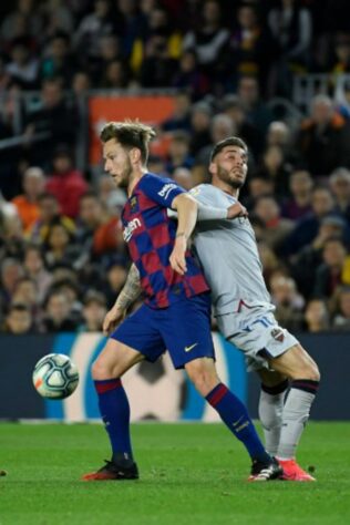 Rakitic - 310 jogos pelo Barcelona, 35 gols e 42 assistências.