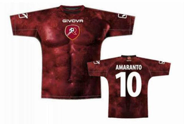 A camisa do time italiano Reggina foi estampada com a imagem de um tórax masculino. para a temporada de 2012 e ficou bastante estranha.