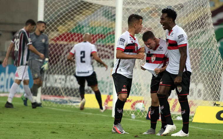 ATLÉTICO-GO - Sobe: Chico e Kayser. O camisa 11 foi o melhor jogador do Dragão na partida. Aquele que mais arriscava a gol e o atleta mais perigoso do ataque da equipe de Goiânia. Quase fez um golaço, mas Marcos Felipe fez grande defesa. No segundo tempo, cruzou, na medida, para Renato Kayser empatar. ///////// Desce: defesa sonolenta. A defesa do Atlético falhou em diversos momentos do jogo. No gol do Tricolor, deu condição para Nenê receber e cruzar para Evanilson. Já na etapa final, dormiu em uma cobrança de lateral e quase o centroavante do Fluminense marcou novamente.