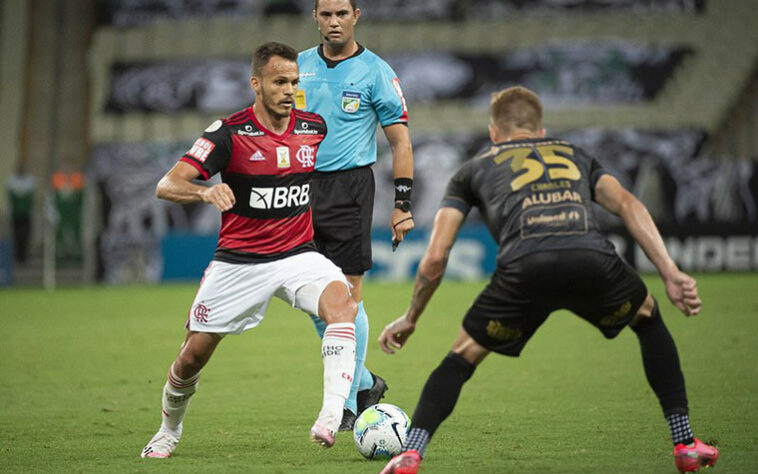 Nascido em Picos, no Piauí, o lateral-esquerdo Renê não se destaca por uma técnica apurada, mas está na história do clube como um dos jogadores nordestinos com mais títulos na história do Flamengo.