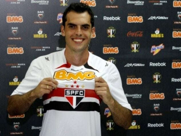 Rhodolfo (São Paulo) - Destaque do São Paulo entre 2011 e 2014, Rhodolfo também ganhou uma oportunidade de Mano Menezes no superclássico. O zagueiro ainda rodou por Grêmio, Besiktas, Flamengo e, atualmente, joga no Coritiba. 