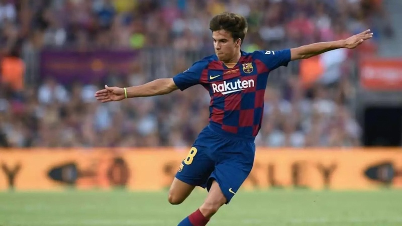 FECHADO - Riqui Puig está de saída do Barcelona, conforme afirmou o próprio técnico da equipe, Ronald Koeman. O holandês acredita que um empréstimo será benéfico para a carreira do meio-campista antes de se firmar com a camisa blaugrana. No entanto, outros quatro nomes devem sair com o atleta de 21 anos.