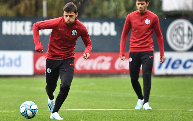 ESQUENTOU - Se existe cavada de pênalti, também existe cavada para transferência de clube. Nesta quarta-feira, um dia após a eliminação do San Lorenzo na Libertadores da América, a família Romero entrou em ação para esquentar o clima pelos lados de Nuevo Gasómetro. Em conversa com a TyC Sports, Luis Villamayor, tio de Ángel e Óscar Romero, comentou sobre alguns boatos que surgiram nas últimas horas sobre os irmãos atuarem no Boca Juniors.