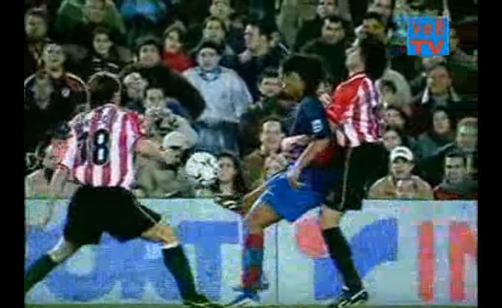 Três lençóis - Um dos lances mais emblemáticos da carreira de Ronaldinho são os três chapéus em cima do ex-meia Carlos Gurpegi, do Athletic Bilbao.