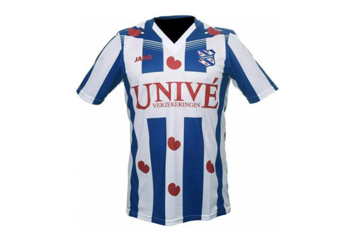 os corações aparecem em varias partes estampados na camisa , afinal fazem parte do escudo do clube SC Heerenveen.