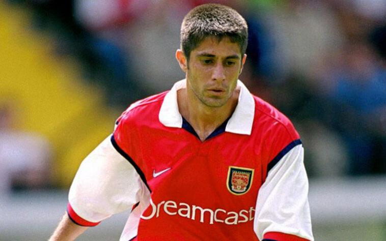 SYLVINHO - O ex-lateral-esquerdo foi o primeiro brasileiro na história do clube inglês. Sylvinho atuou por duas temporadas: 1999/2000 e 2000/2001 e foi eleito para o time da temporada da Premier League, em 2001. Ao todo, ele fez 98 jogos e um gol. Foi campeão da Supercopa da Inglaterra.