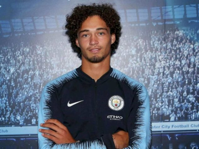 O zagueiro holandês Philippe Sandler trocou o Zwolle pelo Manchester City por 2,5 milhões de euros (mais de R$ 16 milhões).