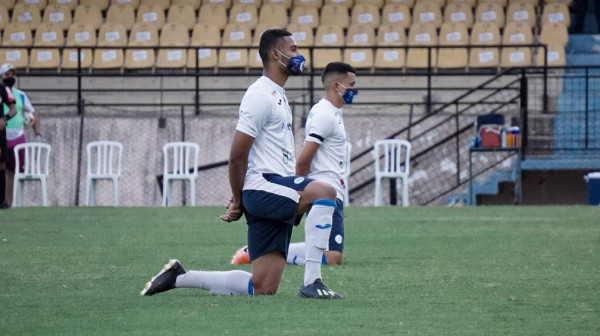 Com 15 atletas infectados e três com suspeita de Covid-19, o São Bento tentou adiar, mas teve que jogar sua partida na Terceira Divisão do Campeonato Brasileiro, contra o Criciúma. O Bentão tinha apenas 12 jogadores relacionados para o duelo e teve que usar um goleiro como atacante no segundo tempo. O time do interior paulista segurou o empate sem gols.