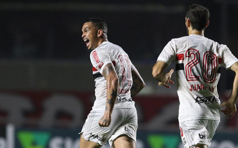 O São Paulo contou com a sorte para ficar no 1 a 1 com o RB Bragantino, nesta quarta-feira, pela 9ª rodada do Brasileirão, no Morumbi. O Bragantino errou dois pênaltis contra a meta de Volpi e desperdiçou as chances de vencer. No Tricolor, mais uma fraca atuação do time de Diniz. Veja as notas do São Paulo no LANCE! (por Gabriel Santos)