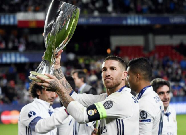 ESQUENTOU - Conforme publicado pela "ESPN", Sergio Ramos é alvo do Manchester City, de Pep Guardiola. O treinador espanhol monitora a situação de Sergio Ramos de perto. Com contrato até o final da atual temporada, o zagueiro pode assinar de graça com qualquer clube. E essa é a ideia de Guardiola. Além do Manchester City, PSG e Tottenham também monitoram a situação do zagueiro espanhol.