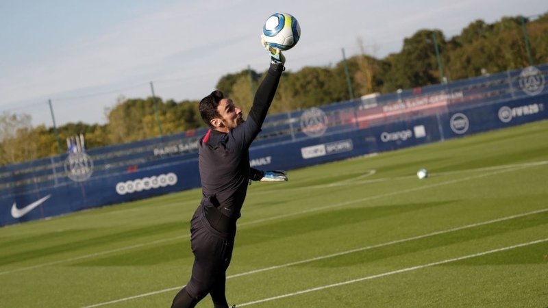 FECHADO - O Paris Saint-Germain anunciou neste sábado a contratação em definitivo do goleiro Sergio Rico, de 27 anos. O espanhol estava emprestado pelo Sevilla na última temporada e assinou contrato até junho de 2024 com os parisienses.