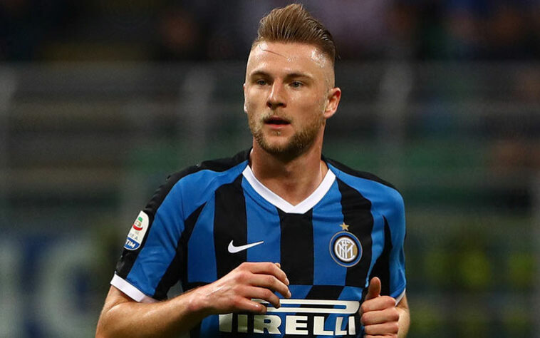 ESFRIOU - Nos últimos dias, o zagueiro eslovaco Milan Skriniar, da Inter de Milão, vinha sendo ligado ao Tottenham para uma possível mudança de ares. Porém, de acordo com o 'Sky Sport', o clube londrino não pretende mais contratar o zagueiro.