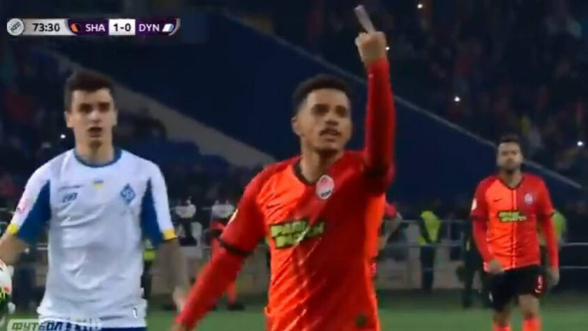 TAISON - Taison foi expulso no jogo contra o Dinamo de Kiev pelo Campeonato Ucraniano. Ele defendia o Shakhtar Donetsk e respondeu aos insultos racistas da torcida. Mas o árbitro apenas puniu o jogador.