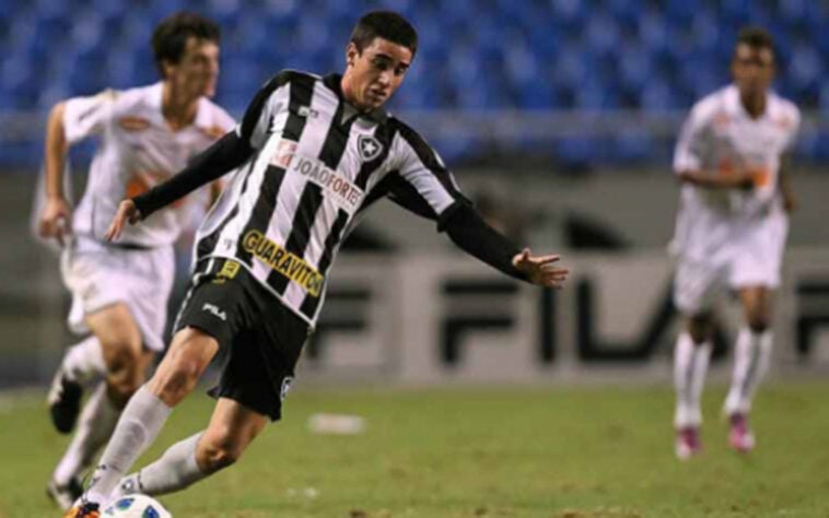 Thiago Galhardo - Botafogo - Poucos se recordam, mas o meia que hoje brilha no Internacional, já vestiu a camisa do Botafogo. Foi contratado em 2011, após passagem pelo Bangu. O próprio atleta confessou, em entrevista recente, que a fama o atrapalhou no clube carioca.
