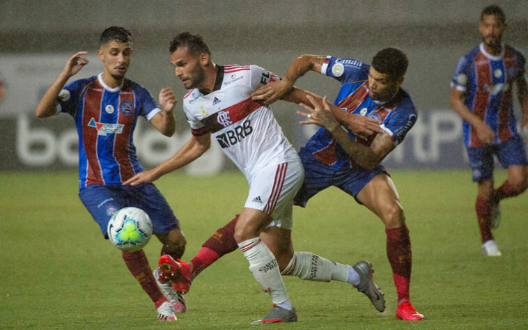 BAHIA | SOBE: Rodriguinho. Foi o principal nome ofensivo do Bahia na partida. Além do belo gol que marcou, pisando na área adversária, foi quem acionou os companheiros de ataque e deu mais trabalho para o meio de campo adversário. Terminou o jogo com seis finalizações. / DESCE: Sistema defensivo  O Flamengo aproveitou os vacilos defensivos do Bahia e marcou cinco gols, mas poderia ter feito ainda mais. Foram muitos erros na saída de bola, sucumbindo à marcação alta feita pelo Rubro-Negro, além do espaço na entrada da área. Arrascaeta e Everton Ribeiro, por exemplo, tiveram muita tranquilidade para trabalhar por ali.