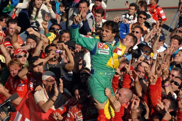 Logo em seu primeiro ano na Ferrari, Massa venceu o GP do Brasil. O ano é 2006