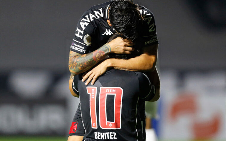 Após três partidas sem vencer no Campeonato Brasileiro, o Vasco se recuperou na competição ao garantir o resultado positivo com gol de Cano após grande jogada de Benítez, diante do Atlhetico-PR, em São Januário. Os argentinos foram os principais destaques. O sistema defensivo do Cruz-Maltino também foi bem avaliado. Confira todas as notas do LANCE! (por Luiz Portilho).