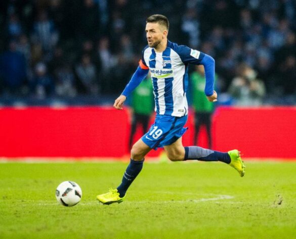 Vedad Ibisevic foi companheiro de Salomon Kalou, hoje no Botafogo, no Hertha Berlin, o atacante bósnio de 36 anos também deixou o clube alemão. Assim está solto na pista.