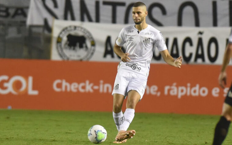 ESQUENTOU - O Cruzeiro está perto de anunciar um zagueiro para repor a perda de Maicon no setor defensivo. Trata-se de Wagner Leonardo, que pertence ao Santos. O jogador já está em Belo Horizonte para realizar exames e assinar por empréstimo com o time mineiro até o fim de 2023.