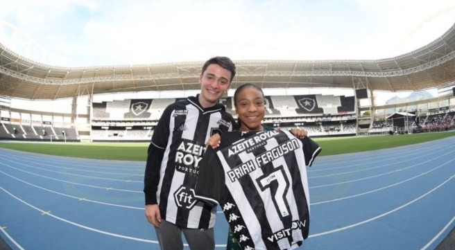 Noah Schnapp, ator de Stranger Things, desembarcou no aeroporto de Congonhas, em São Paulo, usando uma camisa do Botafogo. Ele e a atriz Priah Ferguson participaram de uma convenção do seriado no Rio de Janeiro, que foi realizado no estádio Nilton Santos.