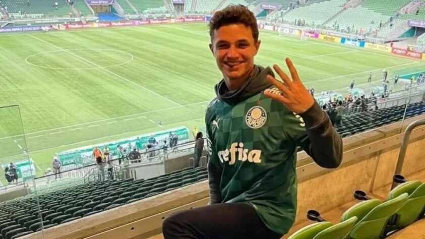 O piloto britânico Lando Norris, da McLaren, acompanhou, no Allianz Parque, o Palmeiras golear o Atlético-GO, por 4 a 0, na 31ª rodada do Brasileirão 2021.