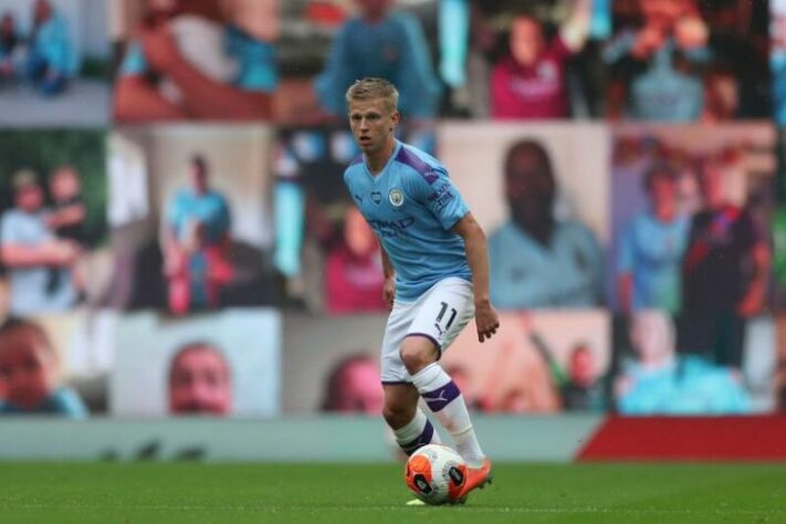 ESQUENTOU – O Barcelona se aproximou do lateral-esquerdo Oleksandr Zinchenko, do Manchester City. Buscando uma reformulação no elenco, o jogador de 23 anos seria um bom nome para o time catalão. De acordo com as informações da TV3, da Catalunha, Zinchenko pode ser envolvido na negociação juntamente com o zagueiro Eric García, que também pertence ao Manchester City. 