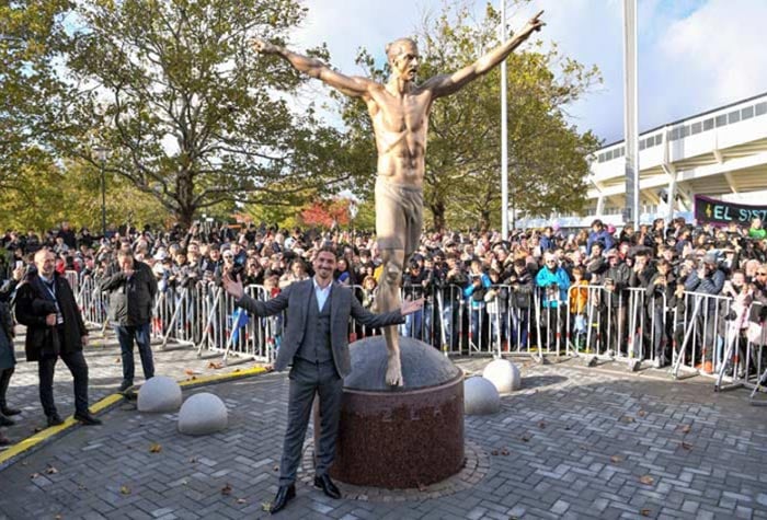 A idolatria dos suecos por Ibrahimovic é tanta que ele ganhou uma estátua em seu país. Sobre esse feito, ele enfatizou sua grandeza: "Quando você vai para NY, tem a Estátua da Liberdade. Quando vem para a Suécia, tem a Estátua de Zlatan"