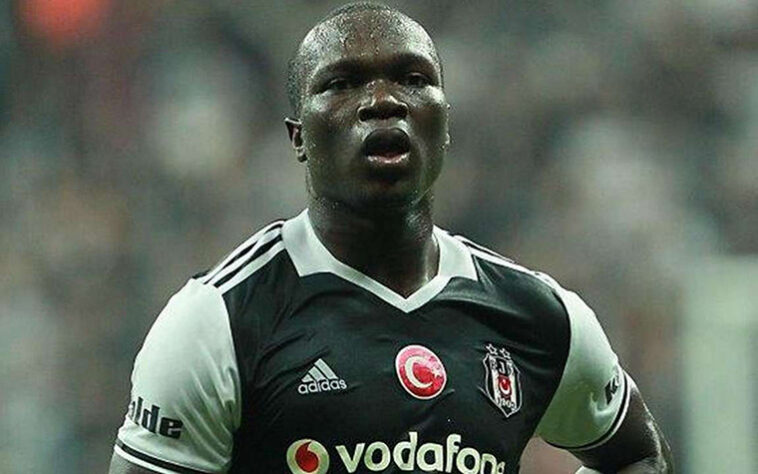 FECHADO - Em contratação em custos, o Besiktas anunciou a chegada do atacante Aboubakar, que defendeu as cores do porto por três temporadas. O jogador retorna ao clube turco após sua passagem por Portugal.