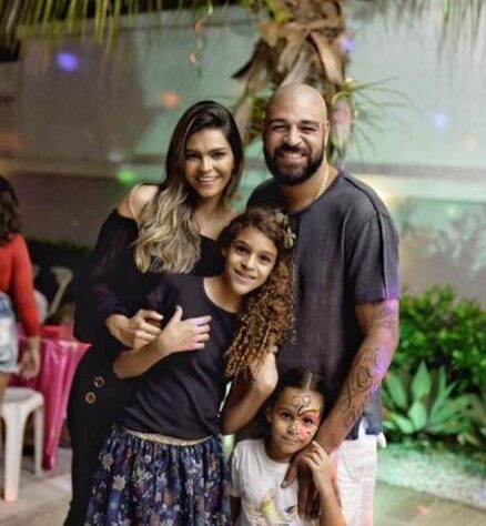 Falando em filhos, ele tem mais dois: Adriano e Sophia, de seu relacionamento com a ex-mulher Danielle Carvalho.