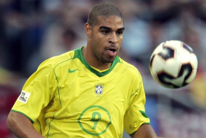 Brasil 3 x 0 Venezuela - Eliminatórias da Copa do Mundo de 2006 - Em jogo que fechou as Eliminatórias, a Seleção goleou com gols Adriano Imperador (foto), Ronaldo e Roberto Carlos., no Mangueirão, em Belém (PA).