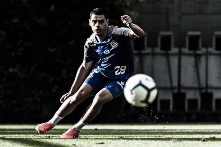 FECHADO: O atacante Alexandre Tam, que integrou o elenco profissional do Santos em 2019, com o técnico Jorge Sampaoli, foi emprestado ao Confiança, do Sergipe, até o fim da Série B do Campeonato Brasileiro, previsto para fevereiro de 2021.