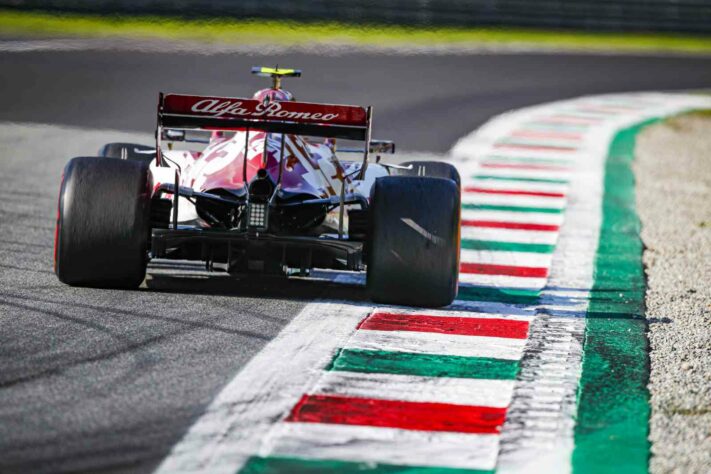 Giovinazzi foi punido durante a corrida por parar nos boxes quando não podia