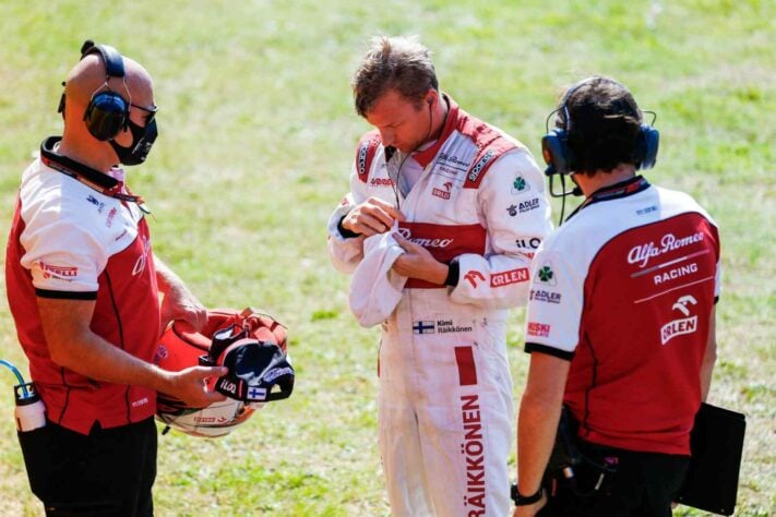 Kimi Räikkönen chegou a ser punido com cinco segundos, mas ainda pontuou