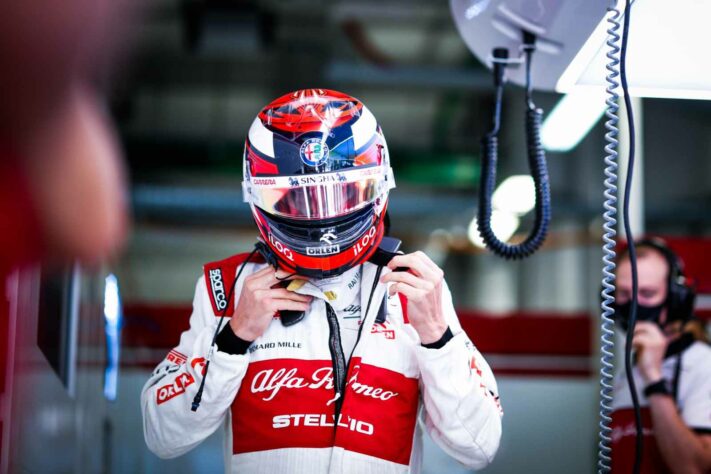 Kimi Räikkönen se preparando para entrar na pista neste sábado em Sóchi