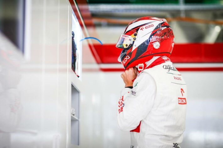 Kimi Räikkönen preparando-se para entrar em ação na pista russa