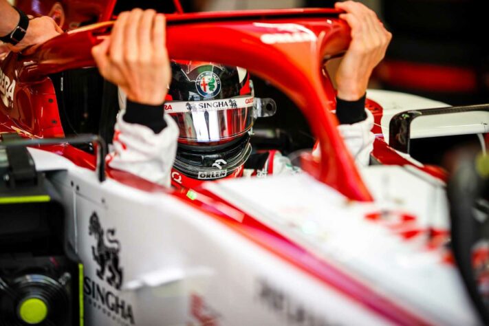 Kimi Räikkönen voltou a decepcionar e larga na última posição