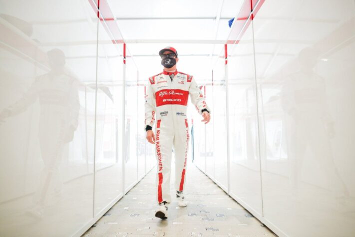 Kimi Räikkönen caminha no paddock do circuito de Mugello 